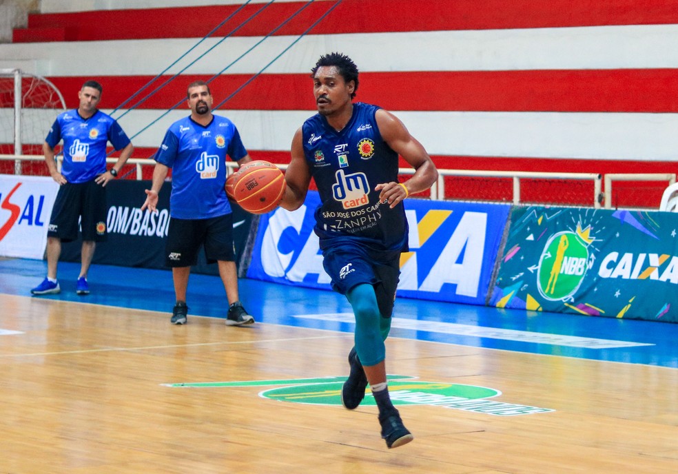 Márcio Dornelles durante treino do São José Basketball — Foto: Danilo Sardinha/GloboEsporte.com