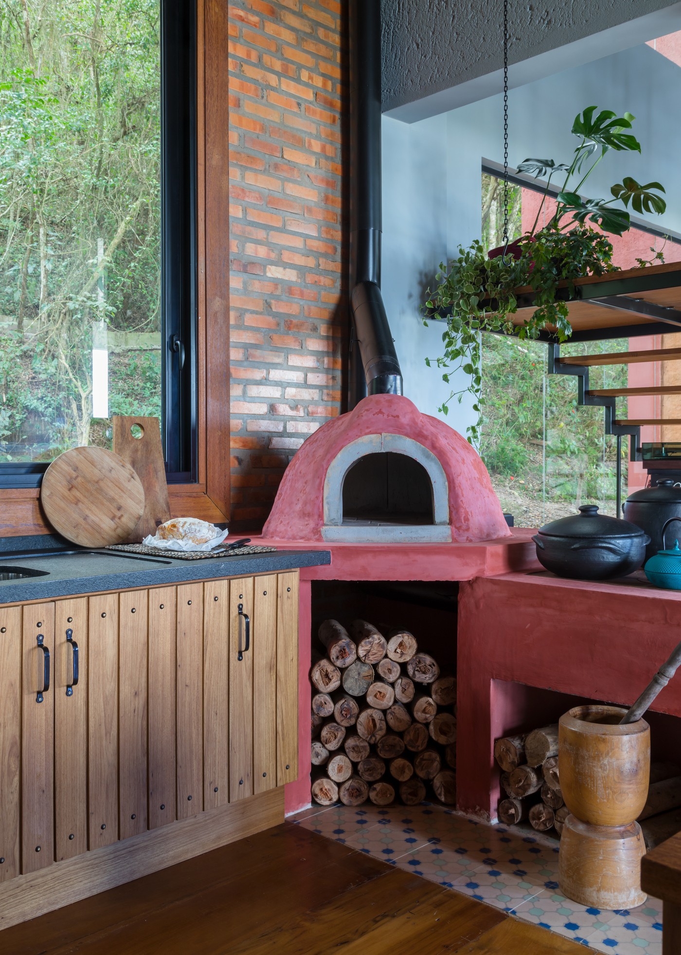 Décor do dia: cozinha com clima de fazenda tem forno de pizza e decoração rústica (Foto: Fábio Jr. Severo)