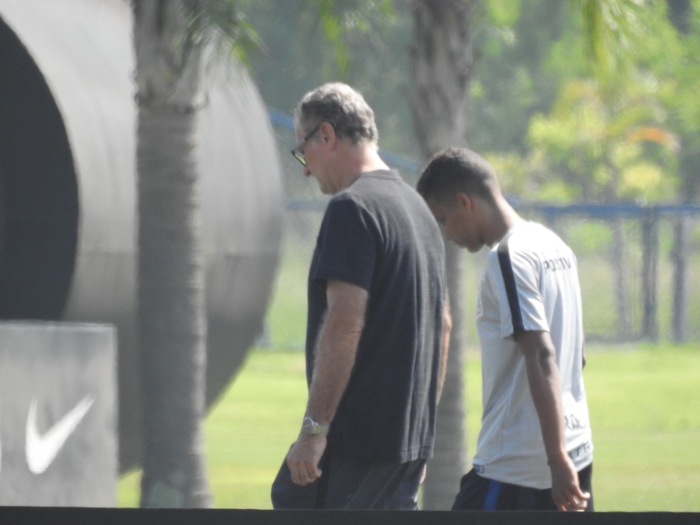 Pedrinho deixou treino do Corinthians acompanhado de médico — Foto: Bruno Cassucci