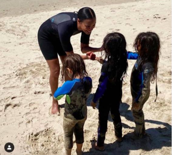 Zoe Saldana na praia com os três filhos (Foto: Instagram)