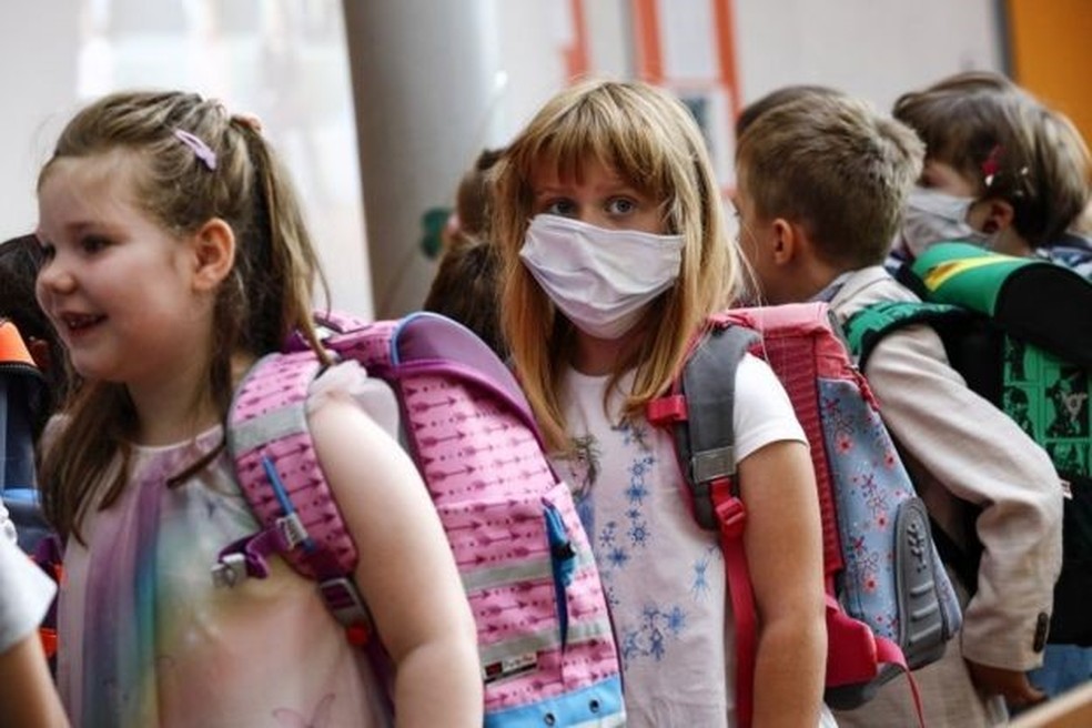 Escola na Alemanha retomou aulas e alguns alunos voltaram com máscaras — Foto: EPA/BBC