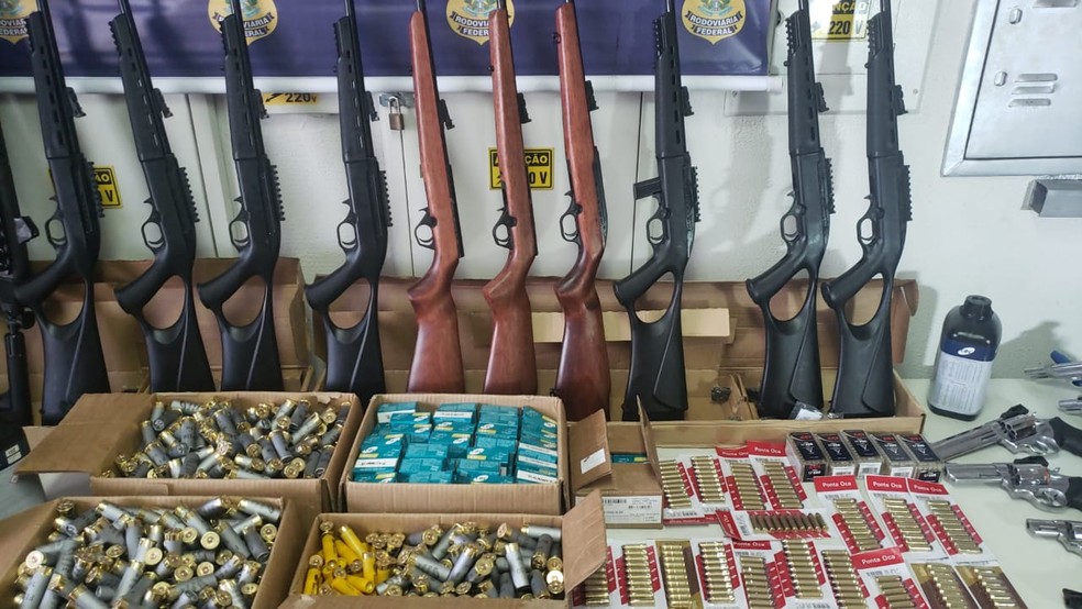 Armas e munições apreendidas pela PRF — Foto: Carlos Eduardo Alvim/TV Globo