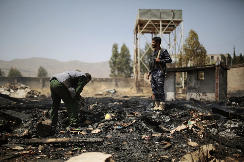 A polícia iemenita inspeciona um local de ataques aéreos liderados pela Arábia Saudita visando duas casas em Sanaa, Iêmen, 26 de março de 2022 — Foto: AP Photo/Hani Mohammed