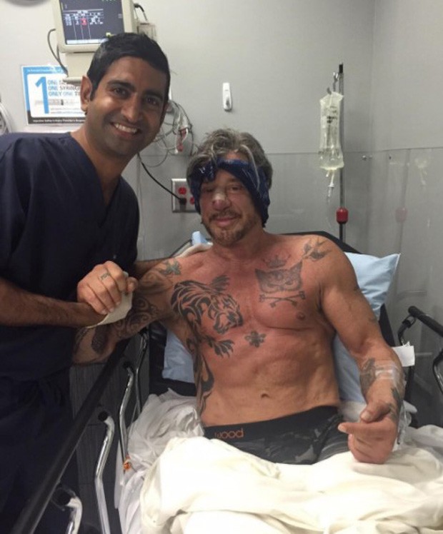 Mickey Rourke e médico após nova cirurgia no nariz (Foto: Reprodução/Instagram)