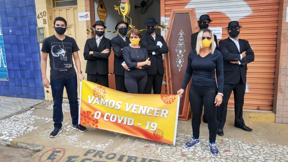 Empresários reproduzem 'meme do caixão' e doam 360 máscaras em ação contra a Covid-19 no Piauí — Foto: Hoslânia Marques/TV Clube