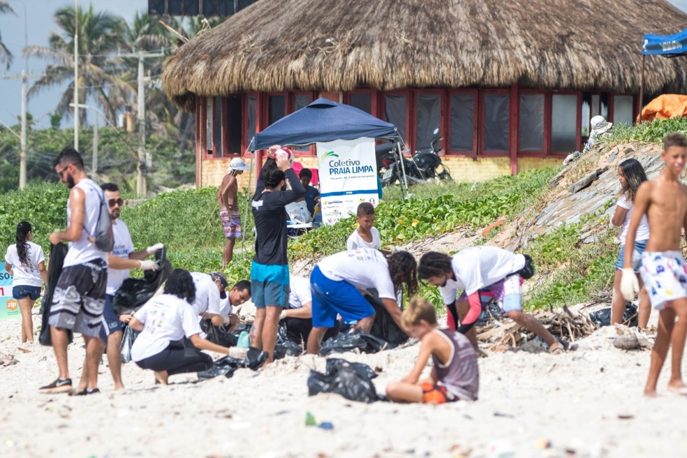 Voluntários participam de ação de limpeza de praias — Foto:  Lucas Rodrigues Palma/Arquivo pessoal