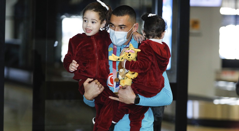 Goleiro Santos Athletico ouro &mdash; Foto: Athletico/Jos&eacute; Tramontin