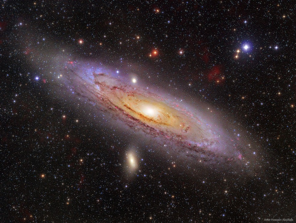 Galáxia Andrômeda e M32 — Foto: Amir Abolfath/TWAN