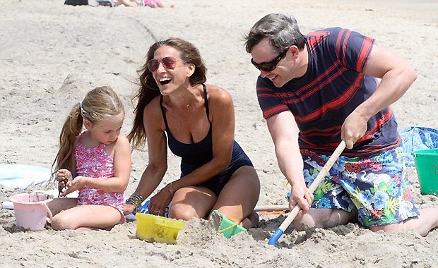 sarah jessica parker se divertiu ao lado da família na praia (Foto: Grosby Group)