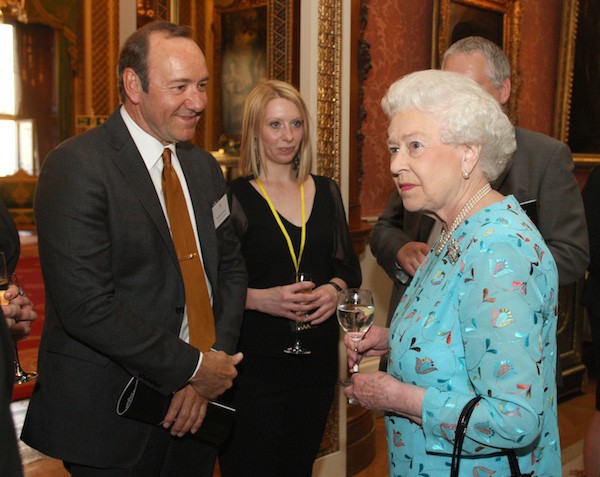 O ator Kevin Spacey com a Rainha Elizabeth II em foto de 2011 (Foto: Getty Images)