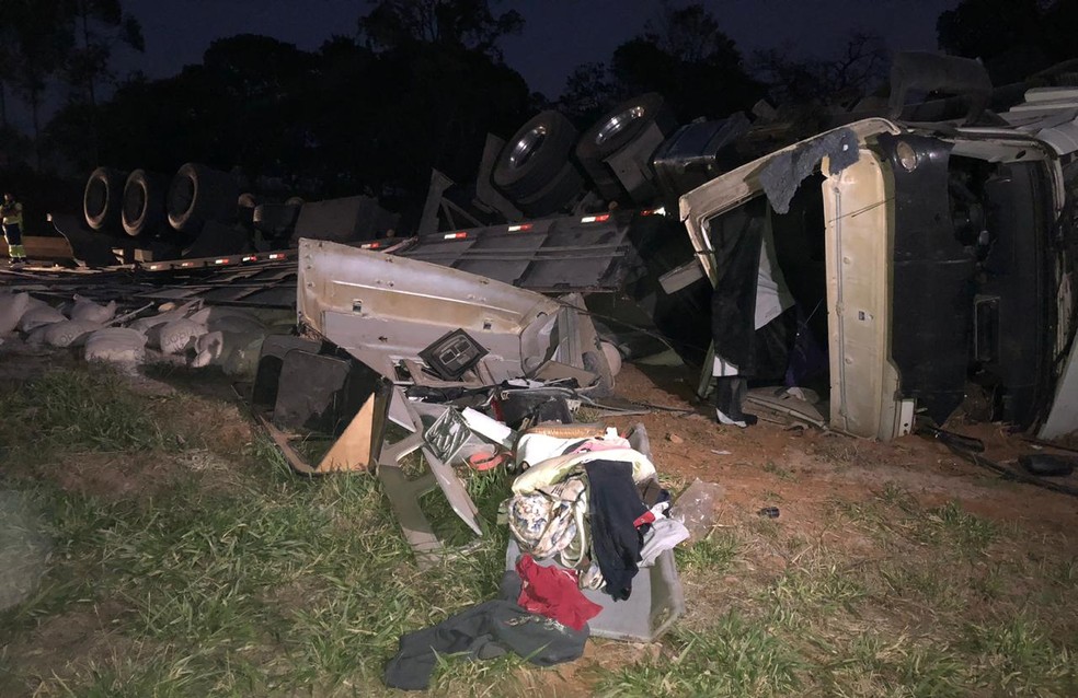 Motorista do caminhÃ£o ficou levemente ferido e foi socorrido no HR â Foto: Kawanny Barros/TV Fronteira
