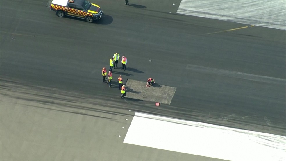 Equipe faz reparo em pista de pouso de aeroporto em Londres após calor danificar o asfalto — Foto: BBC via Reuters