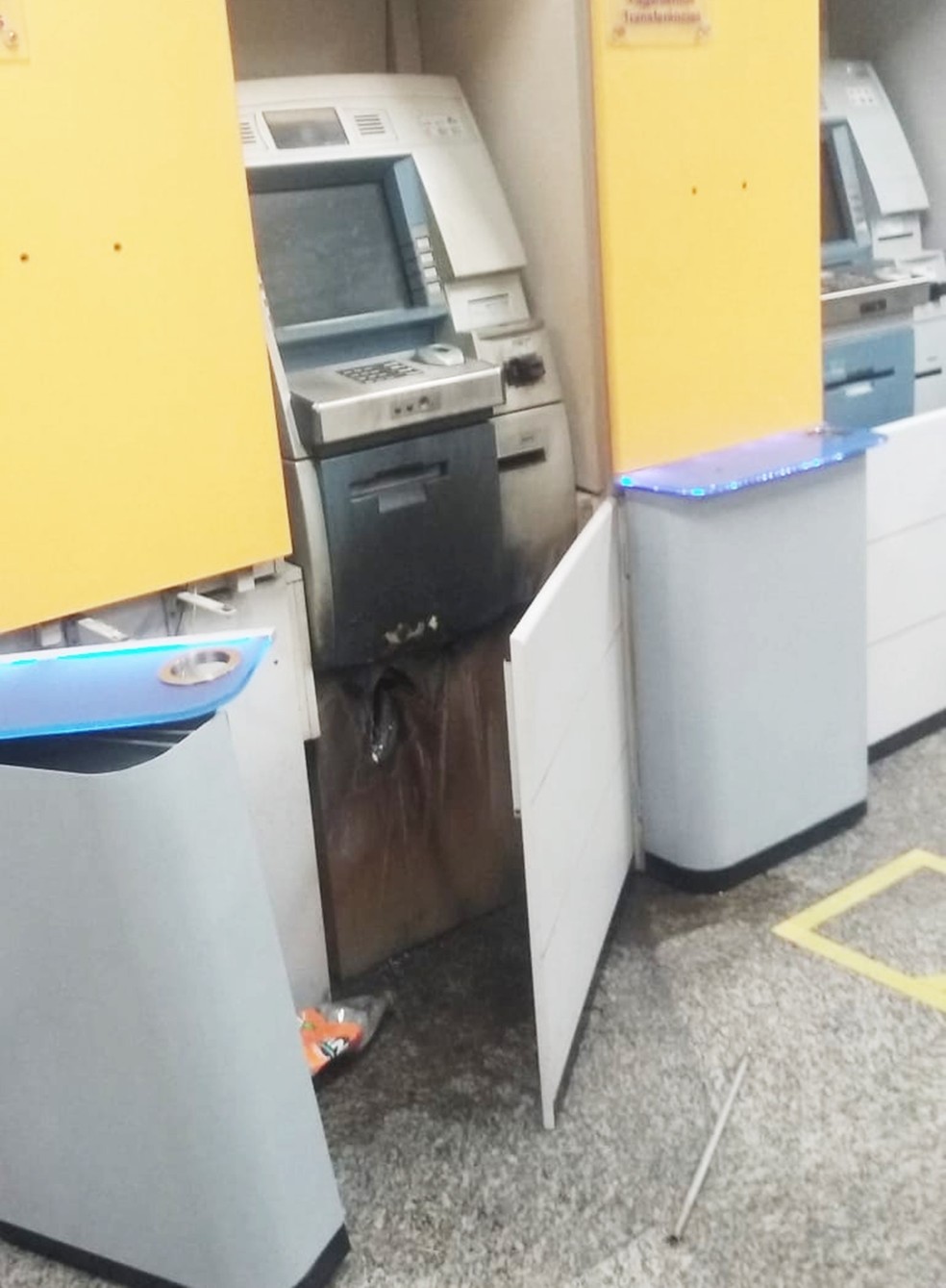 Criminosos fugiram antes mesmo de concluir o corte do compartimento onde ficam as cédulas — Foto: PMRN/Divulgação