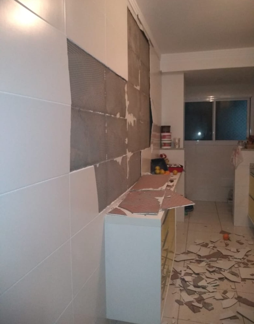 Paredes de azulejo estilhaçaram em condomínio de Praia Grande, SP — Foto: Arquivo Pessoal