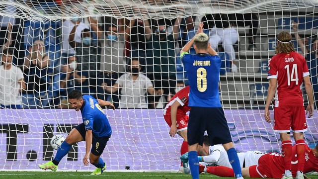 Raspadori marca o terceiro gol da Itália sobre a Lituânia