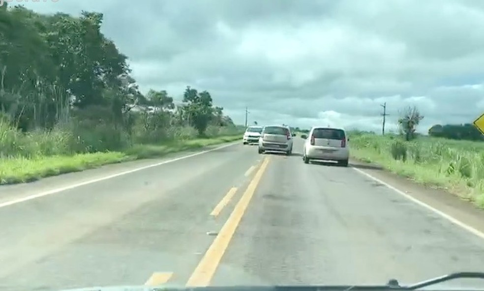 Ultrapassagem de carro do Detran quase terminou em tragédia — Foto: Reprodução/TV Anhanguera