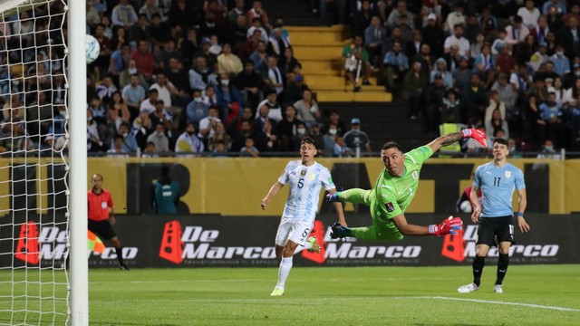 Muslera pula e só olha a bola entrar no gol de Di María para a Argentina contra o Uruguai