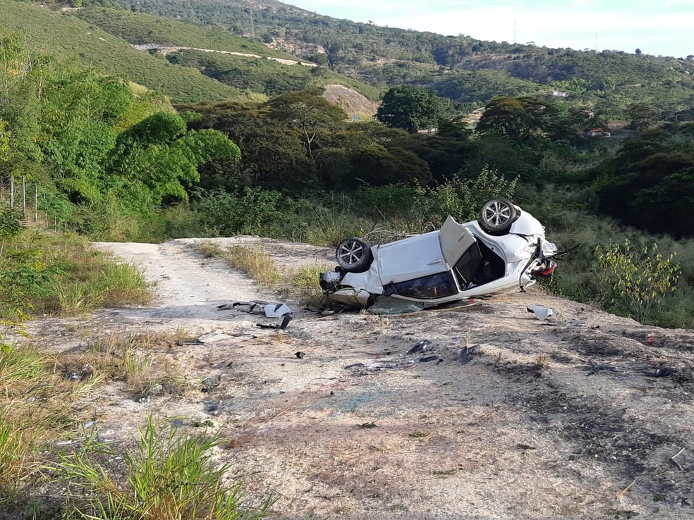 Veículo capotou e ficou completamente danificado após cair no despenhadeiro  — Foto: Polícia Rodoviária Federal/Divulgação