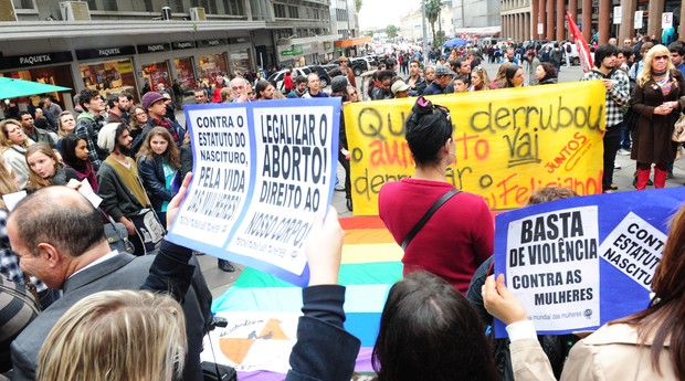 manifestações_cartazes (Foto: Fernando Gomes/Agência RBS/Agência OGlobo)