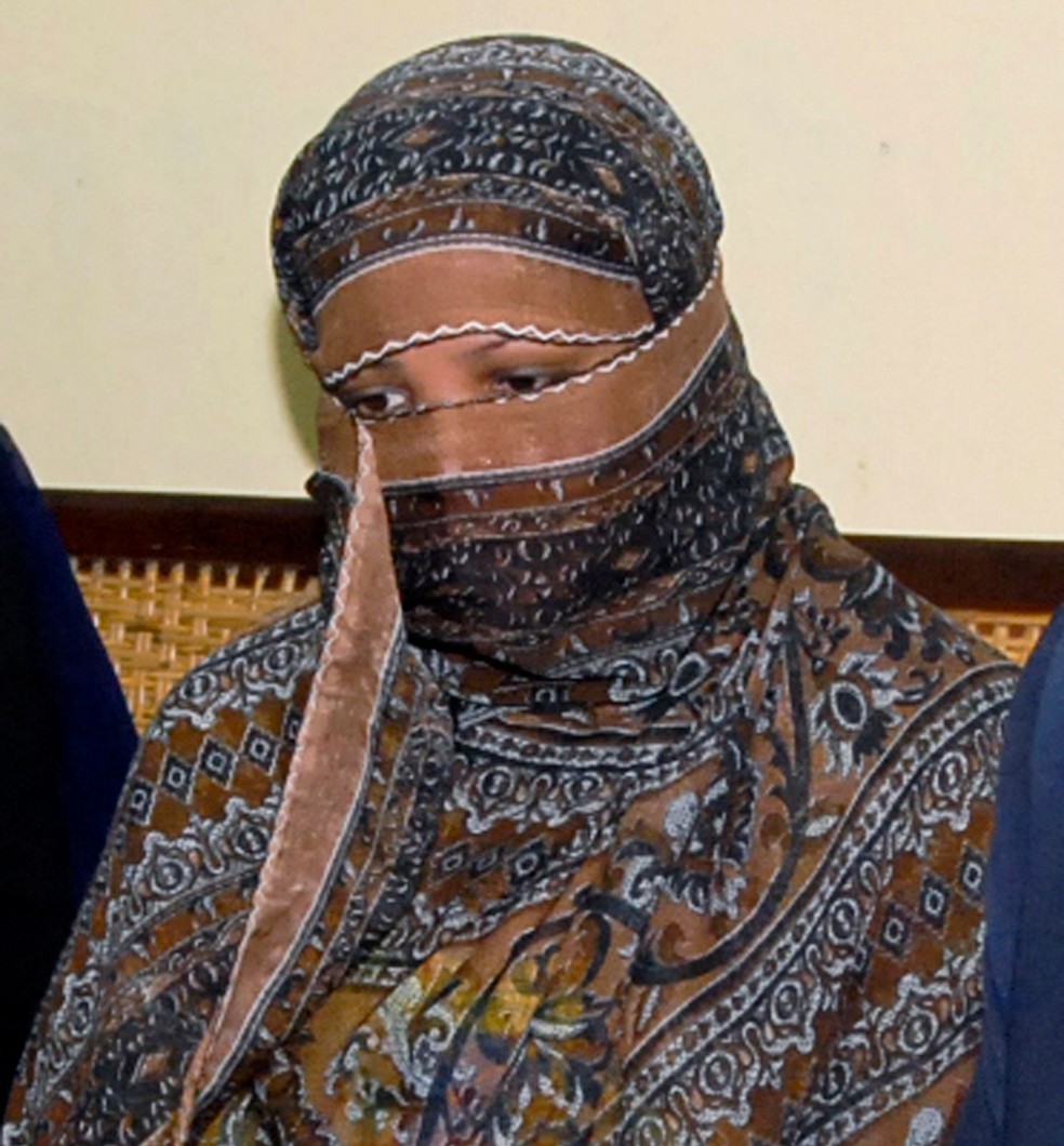 Cristã Asia Bibi, que foi condenada à morte em 2010, em foto de arquivo. Pena foi suspensa nesta quarta-feira (31) — Foto: Associated Press