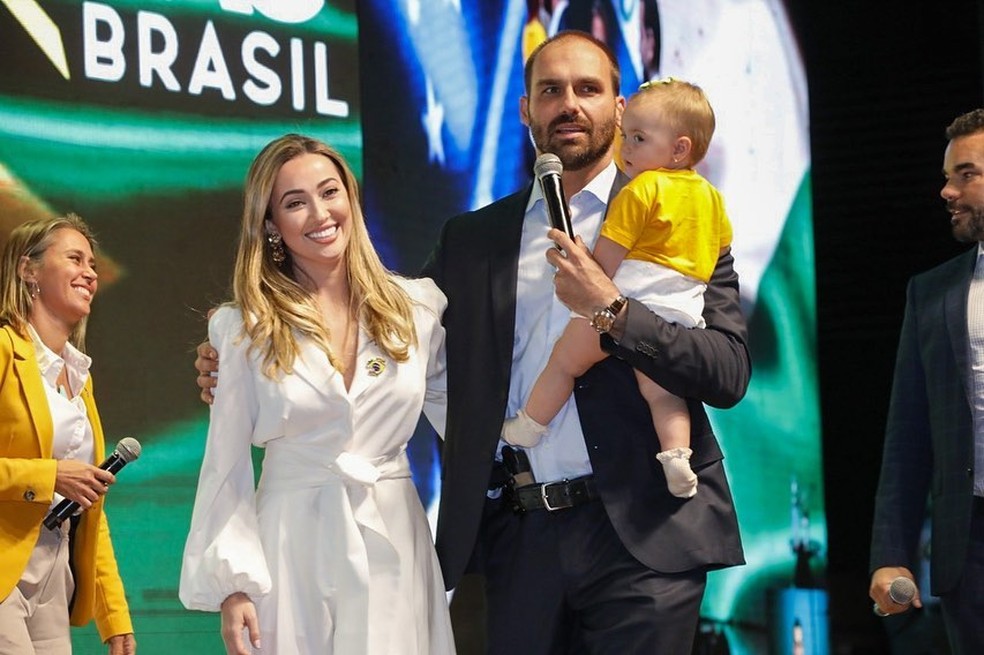 Eduardo Bolsonaro com a esposa, Heloisa, e a filha, Geórgia.  — Foto: Reprodução/Instagram