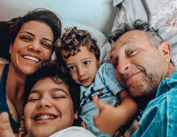 Neto com a mulher, Sandra Nicolau, e os filhos, João Vitor e Júlio (Foto: Reprodução/Instagram)
