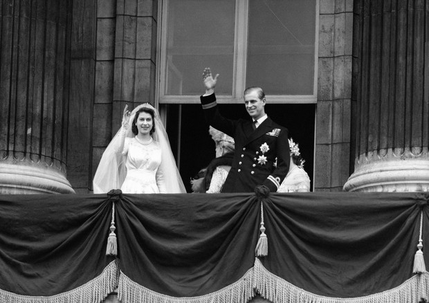 The bride, Princess Elizabeth and groom, the newly created Duke of Edinburgh on the balcony of Buckingham Palace after they were married in a ceremony at Westminster Abbey. (Foto: PA Archive/PA Images)