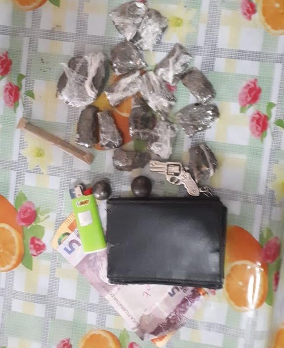 Droga, dinheiro e pertences apreendidos durante operação Poseidon — Foto: PCDF/Divulgação