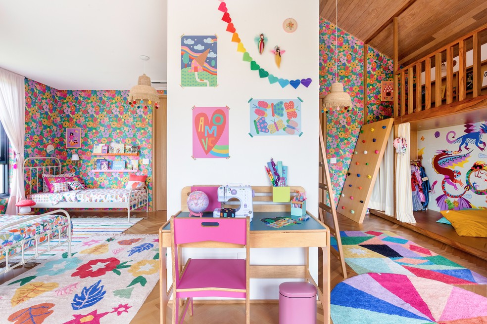 O grande bloco de marcenaria divide o quarto em duas &aacute;reas: de dormir e brincar &mdash; Foto: Mariana Lima / Divulga&ccedil;&atilde;o