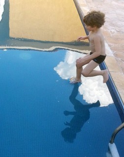 Gabriel, 6 anos, estreando a piscina lisinha em São José do Rio Preto (SP)