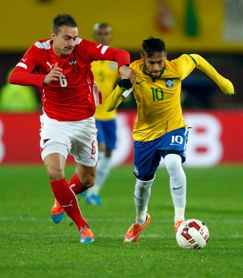 Stefan Ilsanker e Neymar Brasil x Austria (Foto: Reuters)