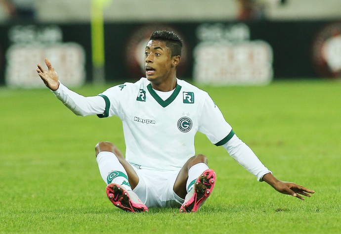 Bruno Henrique, do Goiás, em lance contra o Atlético-PR (Foto: Giuliano Gomes/PR PRESS)