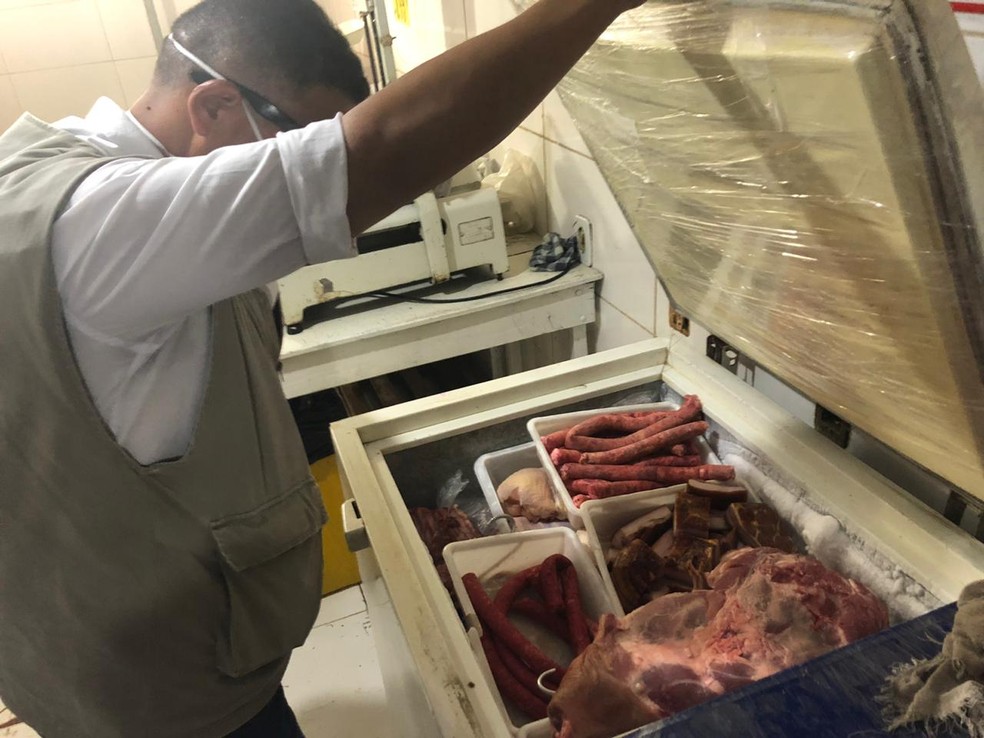Em três dias de fiscalização, operação 'Boi Garantido' já apreendeu 1.436 kg de produtos de origem animal impróprios para consumo em Campos, no RJ — Foto: Divulgação/Vigilância Sanitária Municipal