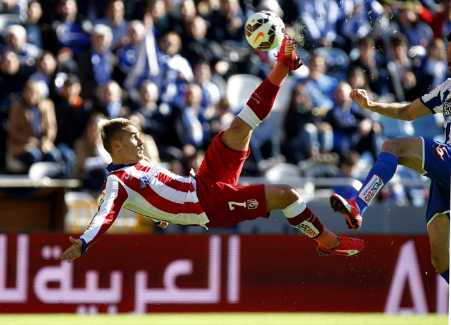 Griezmann chuta para fazer seu primeiro gol pelo Atlético de Madrid contra o La Coruña (Foto: EFE)