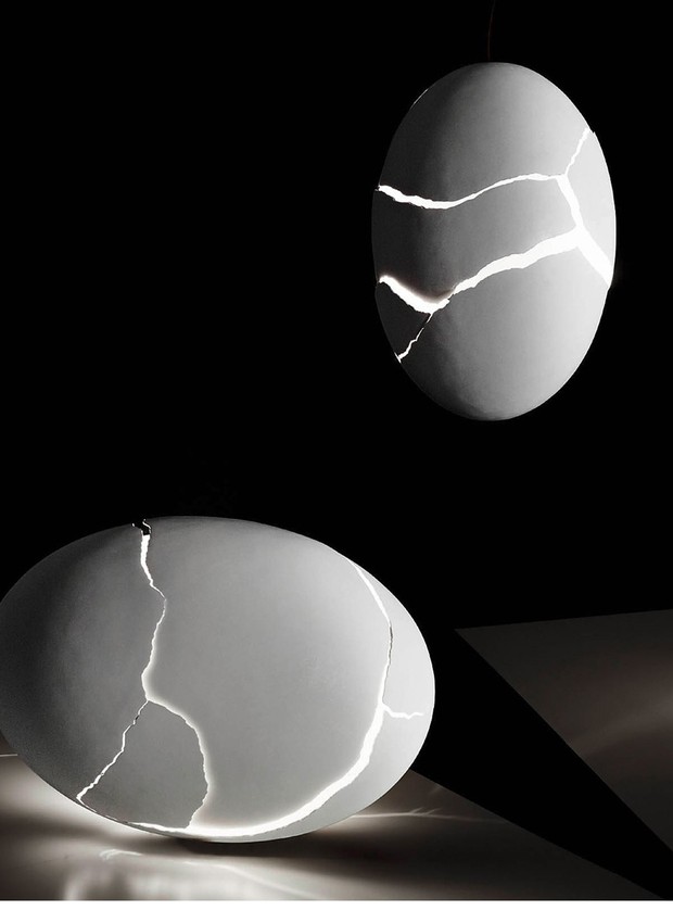 A luminária Broken Egg criada por Ingo Maurer é revestida com um material feito com cascas de ovo (Foto: Divulgação / FAS Iluminação)