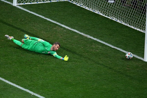 O goleiro croata se esticou todo e não conseguiu desviar o chute de Neymar no primeiro gol do Brasil (Foto: Getty images)