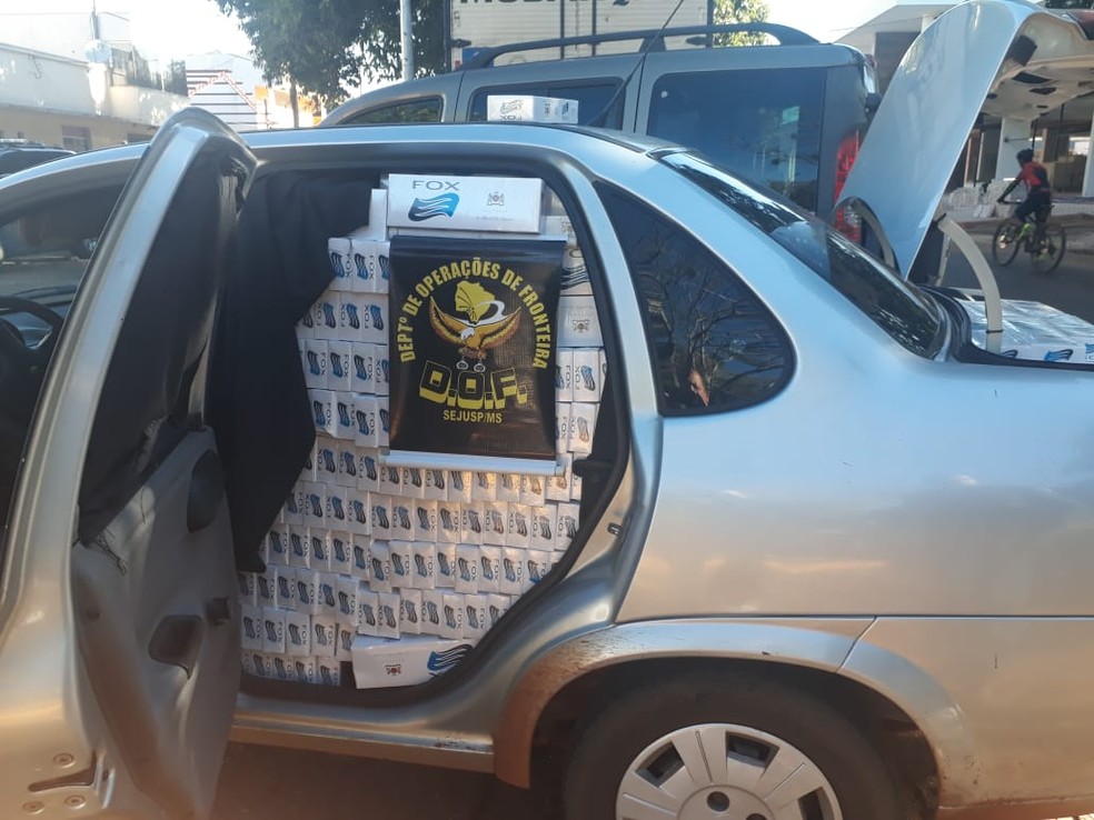 Carro com o cigarro contrabandeado foi apreendido pelo DOF neste domingo (Foto: DOF/DivulgaÃ§Ã£o)
