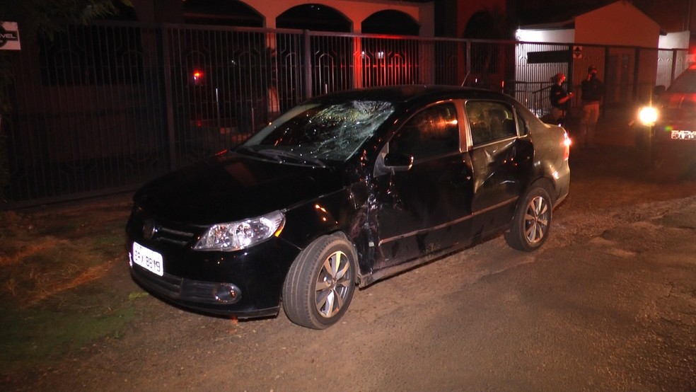 Carro foi encontrado abandonado após acidente e motorista fugiu — Foto: WhatsApp/Reprodução