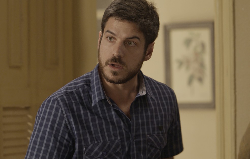 O caminhoneiro fica surpreso ao saber que Ritinha é bígama (Foto: TV Globo)