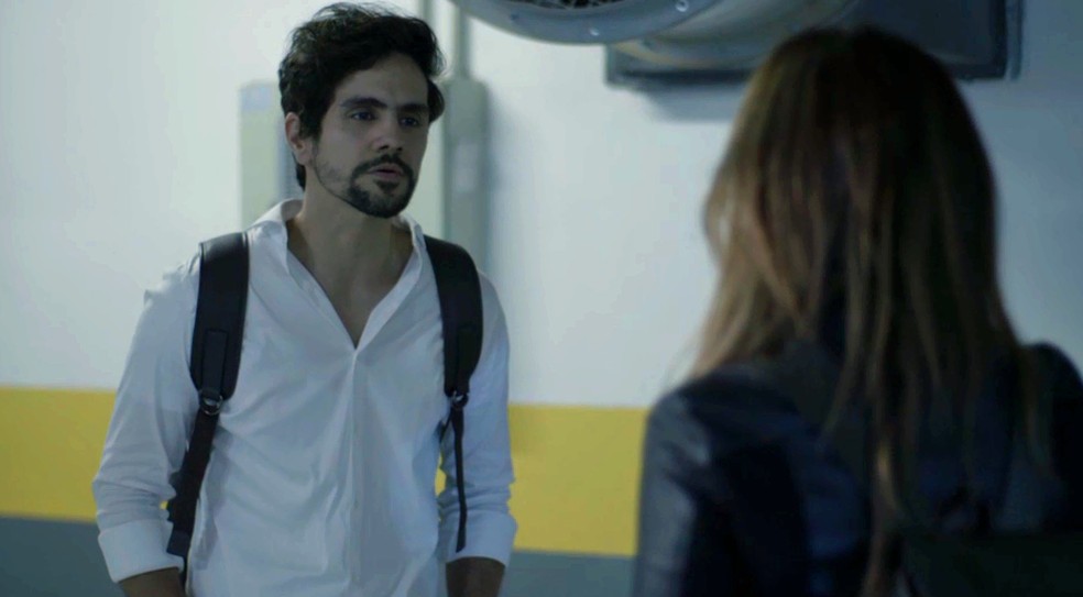 O garoto de programa se irrita ao perceber que foi enganado — Foto: TV Globo