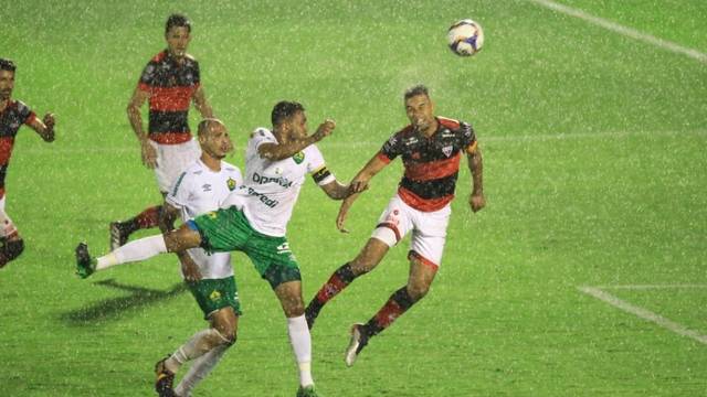 Atlético-GO e Cuiabá jogaram debaixo de chuva no segudo tempo