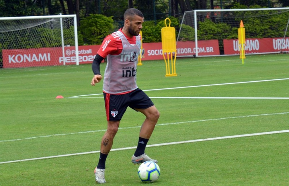 Exatamente como ele deseja, Daniel Alves vai de meia no clássico