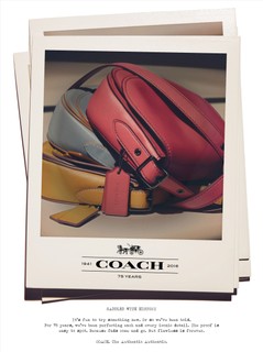 A Coach comemora os 75 anos da marca com nova campanha que foca nos modelos icônicos da marca. Um deles é a Saddle Bag da imagem acima, da coleção de verão 2016.