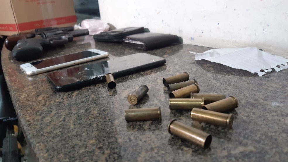 Armas, celulares e munições deflagradas apreendidas após confronto e morte de suspeitos de roubo na Grande Natal. — Foto: Sérgio Henrique Santos/Inter TV Cabugi