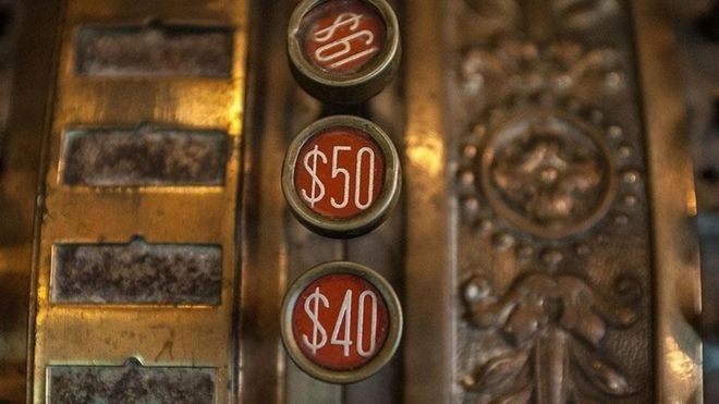 Também conhecido como sinal ou símbolo de dólar, o cifrão hoje é relacionado ao consumismo e à mercantilização (Foto: Getty Images via BBC News)