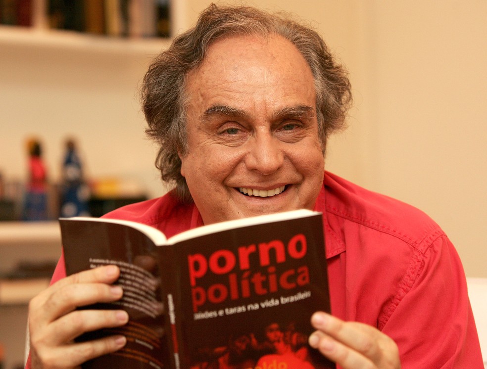 Arnaldo Jabor durante entrevista para falar do lançamento de seu livro "Porno Política" em em São Paulo, em agosto de 2006 — Foto: Valéria Gonçalvez/Estadão Conteúdo/Arquivo