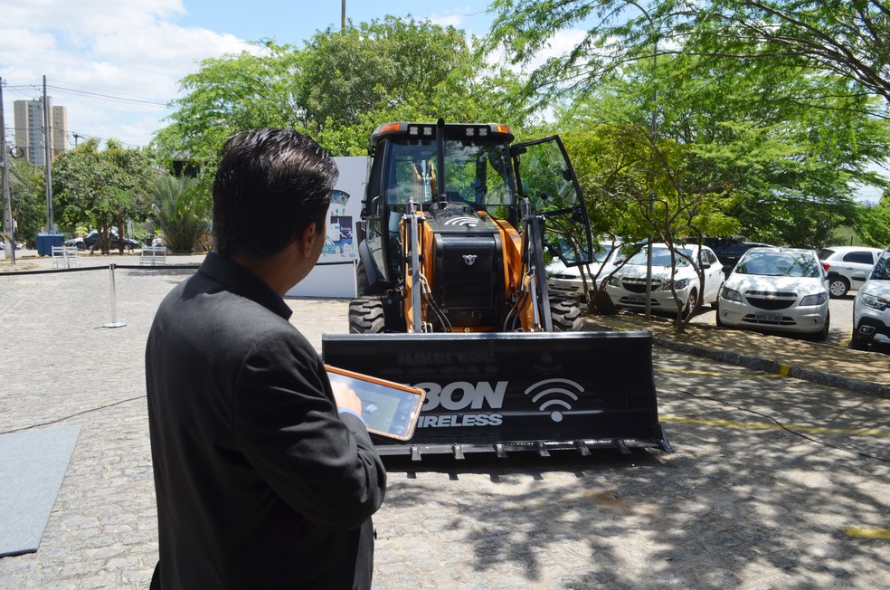 Uma das demonstrações feitas no lançamento do laboratório na UFCG foi a aplicação da tecnologia 5G na Construção Civil — Foto: Érica Ribeiro/G1
