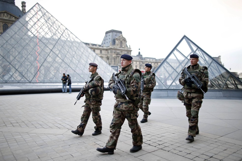 Soldados franceses armados patrulham Paris em 2015 â€” Foto: REUTERS/Charles Platia