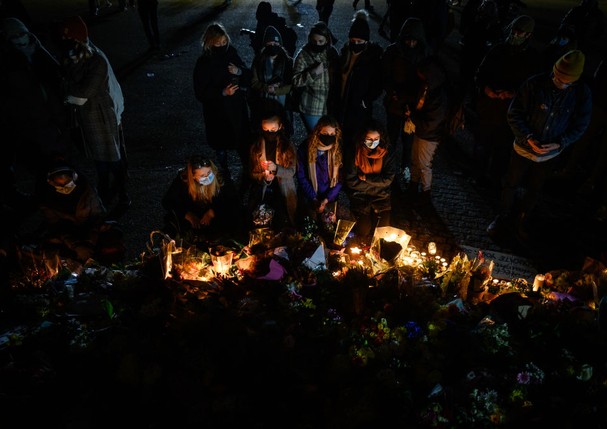 LONDON, ENGLAND - MARCH 13: People attend a candle-lit vigil on Clapham Common in memory of Sarah Everard on March 13, 2021 in London, England.  Vigils are being held across the United Kingdom in memory of Sarah Everard. Yesterday, the Police confirmed th (Foto: Getty Images)
