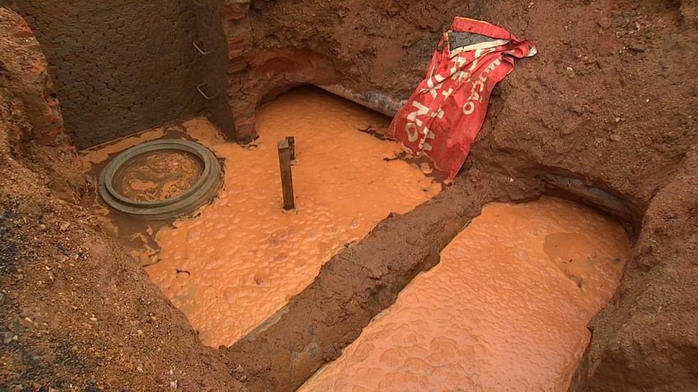 Rompimento de adutora interdita trecho da marginal da Anhanguera em Jundiaí (Foto: TV TEM/Reprodução)